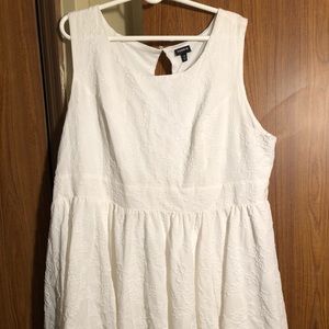 🛍💃🏻 Lovely woman’s white dress